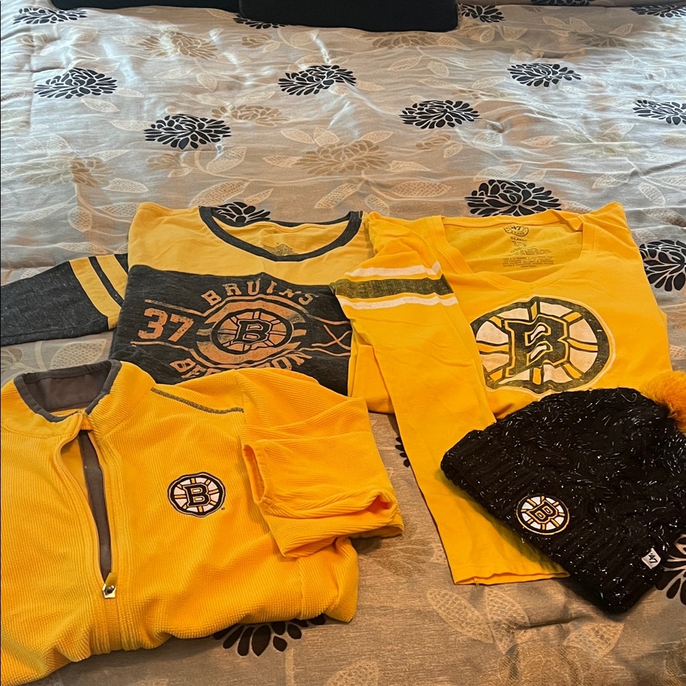 4 piece Boston Bruins. Women’s. 3/4T-shirt, LS T-shirt, full zip jacket M, hat